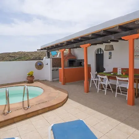 With Amazing Views, Jacuzzi And Private Pool San Bartolomé