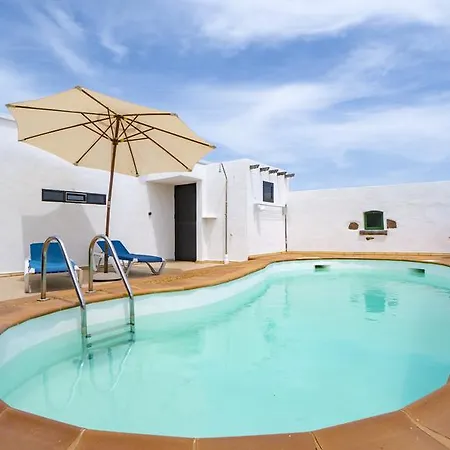 With Amazing Views, Jacuzzi And Private Pool Holiday home San Bartolome (Las Palmas)