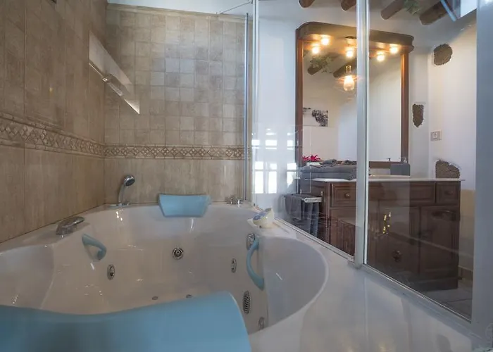 With Amazing Views, Jacuzzi And Private Pool Hébergement de vacances