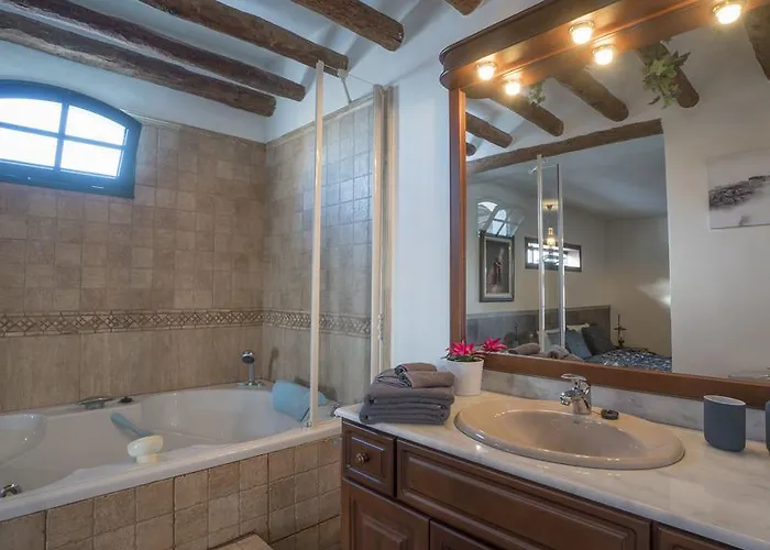 With Amazing Views, Jacuzzi And Private Pool *